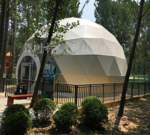 球形篷房内球幕影院的搭建过程