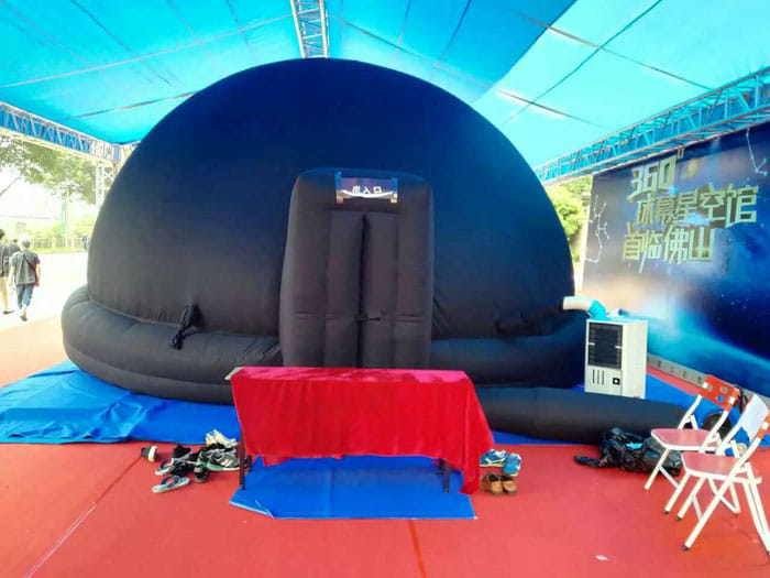 充气球形投影帐篷，投影出震撼视觉的电影