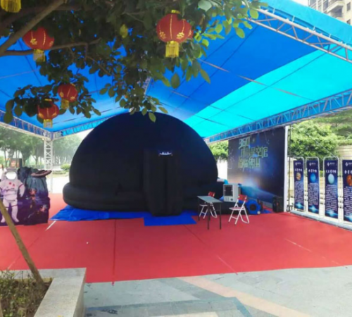 充气式球幕影院的外部装饰