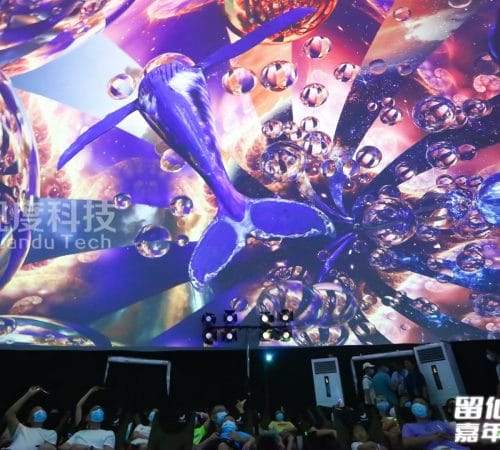 在球幕影院中360度感受奇观