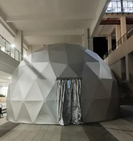 深职大校园惊现神奇移动教室,高沉浸感的观影让课堂变得生动有趣